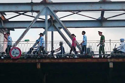 CSGT Hà Nội kịp thời ngăn chặn cô gái nhảy cầu Long Biên tự tử