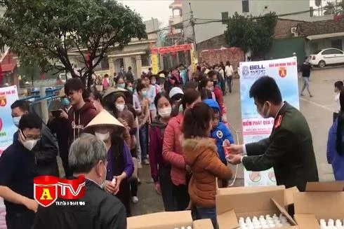 Báo ANTĐ phát miễn phí 5.000 chai nước sát khuẩn phòng ngừa dịch bệnh virus Covid-19