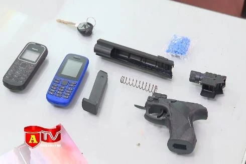 Dùng súng nhựa xông vào công ty cướp tài sản