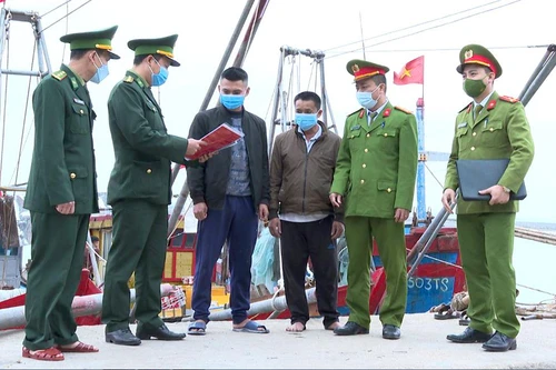 Lực lượng chức năng tuyên truyền vận động ngư dân tự giác chấp hành pháp luật khi hoạt động trên biển 