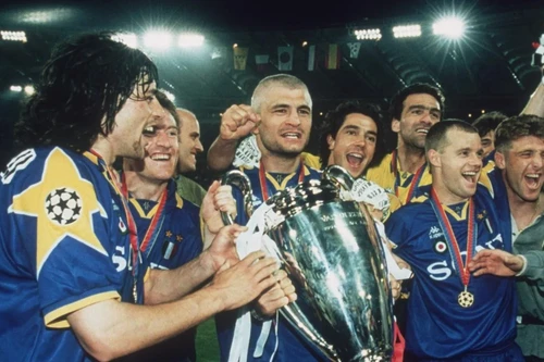 Những đội bóng danh tiếng từng sang Việt Nam thi đấu