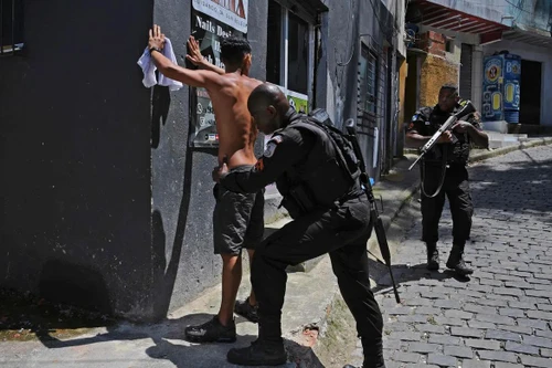 Các nhóm vũ trang tự phát lấn át tội phạm ma túy tại Rio de Janeiro 
