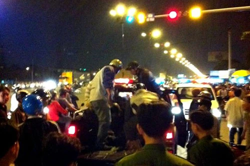 Cảnh sát nổ súng bắt nhóm tội phạm ma túy xuyên quốc gia trên cao tốc