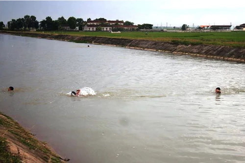 Tập bơi, một thanh niên đuối nước