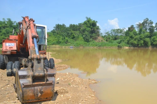 Máy xúc sụt xuống hố sâu, một công nhân tử vong