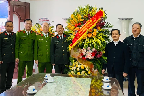 Nhân dịp Giáng sinh, Công an Hà Nội chúc mừng và tặng quà Giáo xứ Thái Hà 