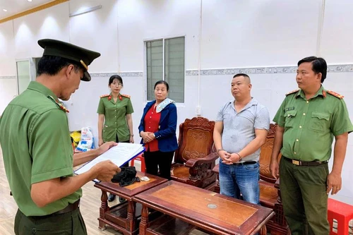 Cưỡng ép gần 60 người ở lại nước ngoài trái phép có thể bị phạt tù tới 20 năm