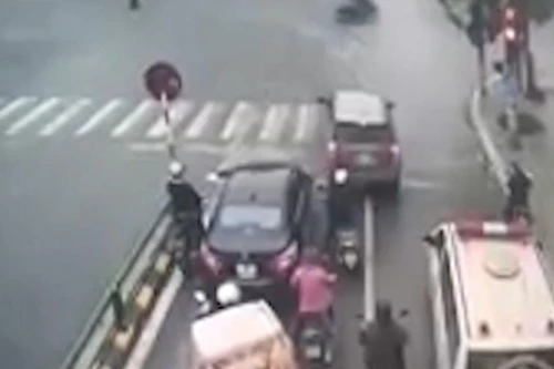 Lái xe vượt đèn đỏ, đè vạch để nhường đường cho xe cứu thương không bị xử phạt khi nào?