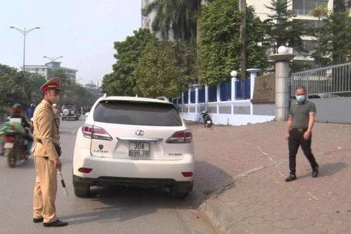 Nguy cơ "tiền mất, tật mang" do ham rẻ mua xe sang đeo biển số giả