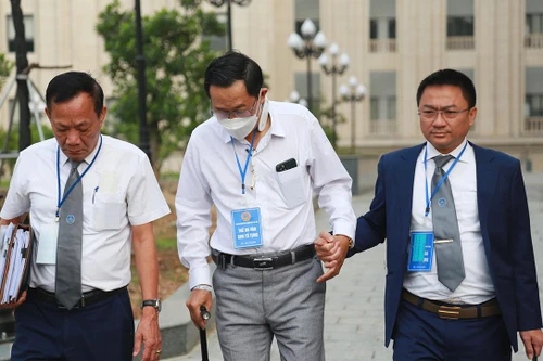 Bị cáo vắng mặt do phải cấp cứu, phiên toà có bị tạm ngừng?