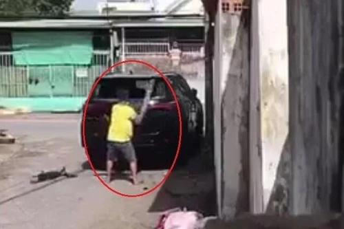 Đập phá xe ô tô vì đỗ chướng mắt, coi chừng phải ngồi tù