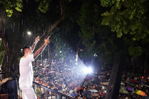 Tuấn Hưng đội mưa hát từ ban công nhà, hát xong tặng áo cho khán giả