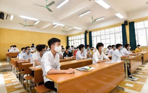 Sinh viên dùng căn cước công dân giả đi thi hộ có bị buộc thôi học, xử lý hình sự?