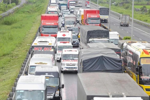 Xe cấp cứu, cứu hỏa "bất lực" vì bị chiếm làn khẩn cấp - nỗi xấu hổ trên cao tốc