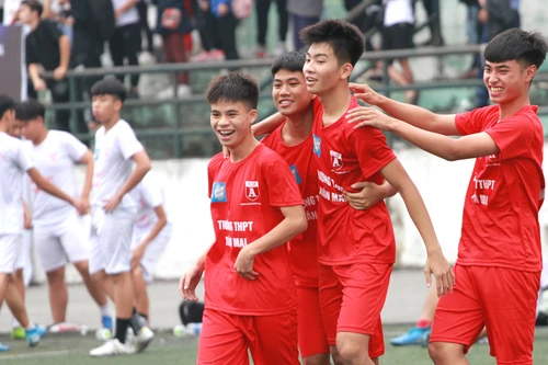 [ẢNH] THPT Xuân Mai thắng ngược THPT Thượng Cát đầy cảm xúc