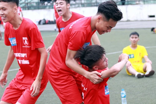 [ẢNH] 6 thắng 7 trên chấm luân lưu, cầu thủ trường Lý Thánh Tông khóc nức nở