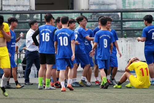 [ẢNH] Ba phút ghi 2 bàn, THPT Chuyên Nguyễn Huệ vào vòng 1/8