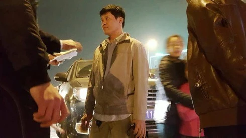 Củng cố hồ sơ để khởi tố lái xe biển 80A tát cảnh sát cơ động