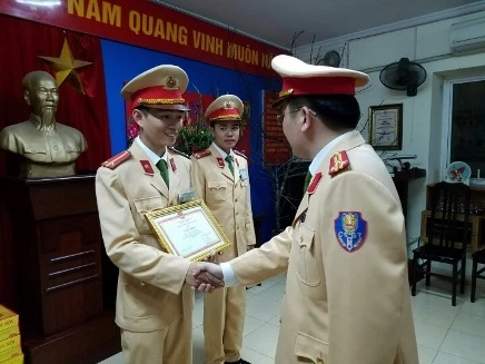 Khen thưởng đột xuất 2 chiến sỹ CSGT tận tình giúp đỡ người dân