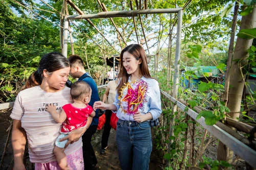 Mỹ Linh, Thanh Tú giản dị tổ chức vui Trung thu cho trẻ em có hoàn cảnh khó khăn