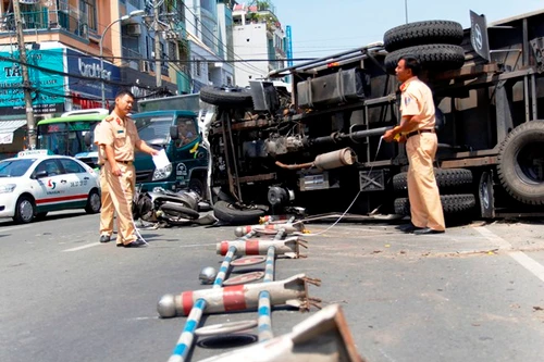 Xe tải lật ngang làm cặp nam nữ đi xe SH nhập viện