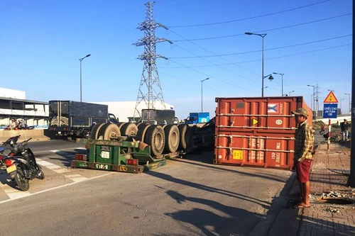 Xe container lại lật trên đường Võ Chí Công