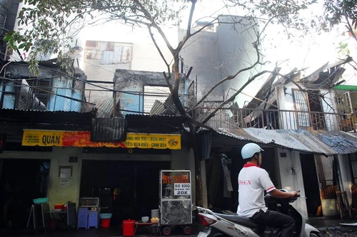 Cháy lớn cơ sở vải, lửa lan sang thiêu rụi nhà dân