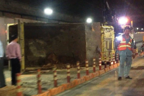 Hầm Thủ Thiêm bị phong tỏa nhiều giờ vì xe tải lật