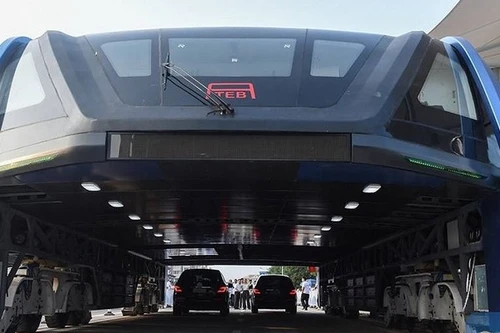 Trung Quốc chạy thử xe buýt khổng lồ có khả năng chở 300 người