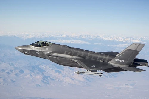 F-35 phóng tên lửa AIM-9X tiêu diệt máy bay không người lái
