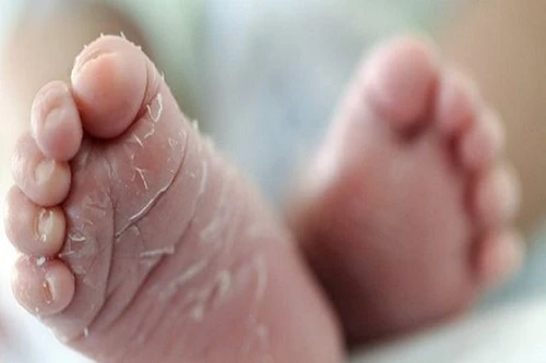 Hứng đòn oan nghiệt của bố, bé sơ sinh tử vong