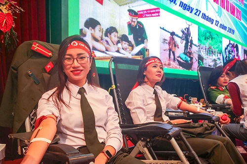 [ẢNH] Ấn tượng mạnh với hình ảnh nữ Công an Thủ đô hiến máu cứu người