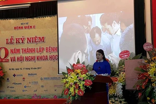 Kỷ niệm 50 năm thành lập, bệnh viện E nhận Cờ thi đua của Chính phủ