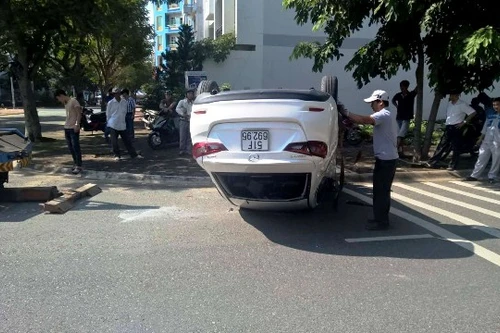 Hai tài xế nữ tông nhau, ô tô "ngửa bụng"