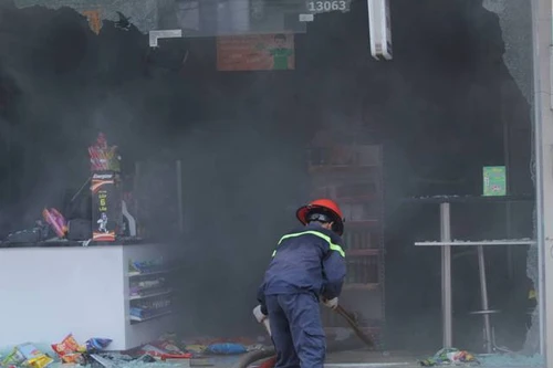 Cửa hàng tiện lợi bốc cháy, nhiều người tháo chạy thoát thân