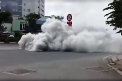 Xe tải bốc khói ngùn ngụt trên đại lộ