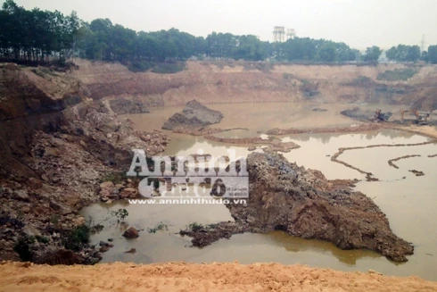 Hàng triệu khối đất nằm sát sân bay Nội Bài bị múc bán