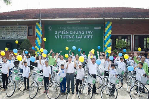 Chung tay giúp học sinh "vượt khó đến trường"