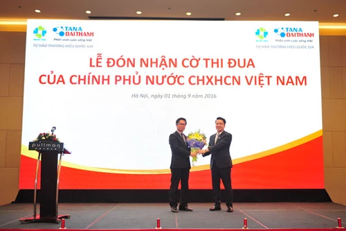Tập đoàn Tân Á Đại Thành đón nhận cờ thi đua của Chính phủ