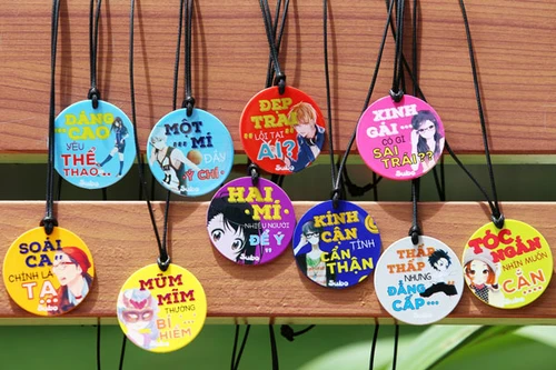 Zoom cận cảnh dây đeo đa năng đang làm mưa làm gió của giới học trò 