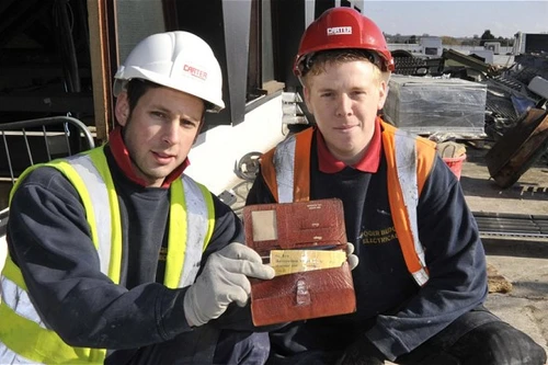 Bất ngờ tìm thấy ví sau 35 năm bị đánh cắp