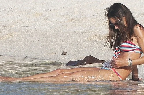 Alessandra Ambrosio xộc xệch diện bkini