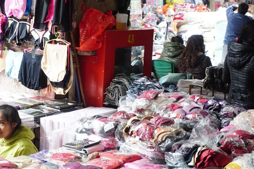 Họng cứu hỏa tại Đồng Xuân "kêu cứu" vì bị bịt kín