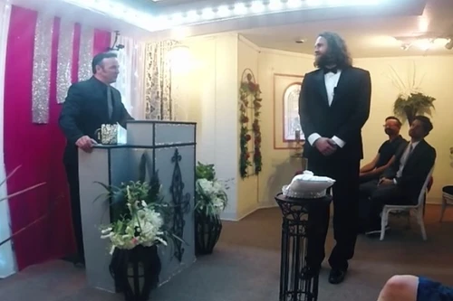 Người đàn ông kết hôn với smartphone