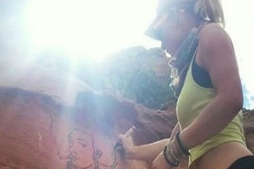 Cô gái bị phạt vì vẽ bậy rồi khoe trên mạng xã hội