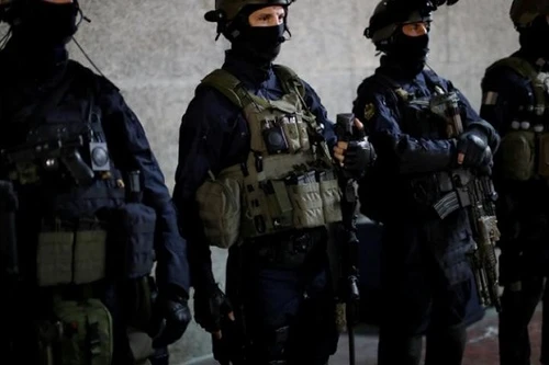 Cướp vũ trang gặp đúng đặc nhiệm đang ăn tối tại cửa hàng