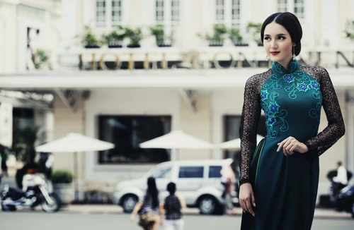 Hoa khôi Phương Thảo đẹp quyến rũ giữa mùa thu Sài thành