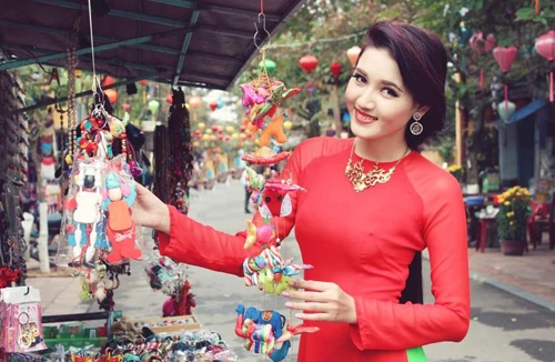 Hoa khôi Phương Thảo đẹp dịu dàng khi quảng bá du lịch Hội An