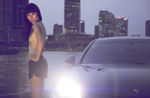 Trang Lạ “thả rông” vòng 1 gợi cảm khoe siêu xe