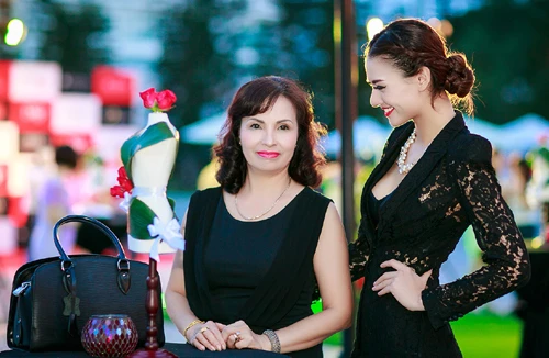 Hồng Quế sánh bước cùng mẹ đi dự sự kiện